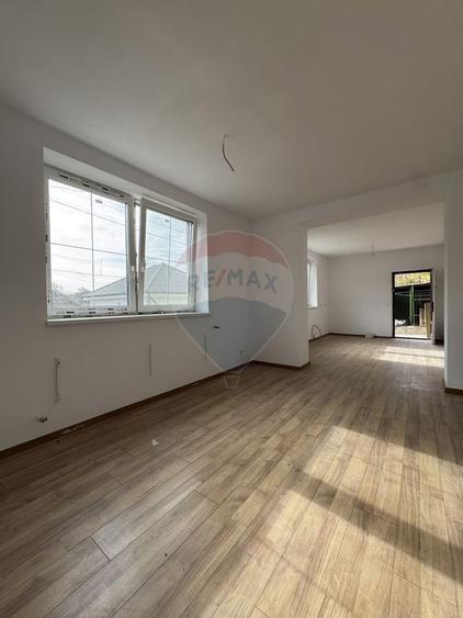 Casă cu 4 camere cu Teren 250 Mp în Vitrometan