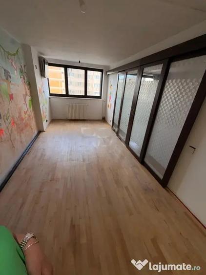 Apartament cu 4 camere semidecomandat în Crângași