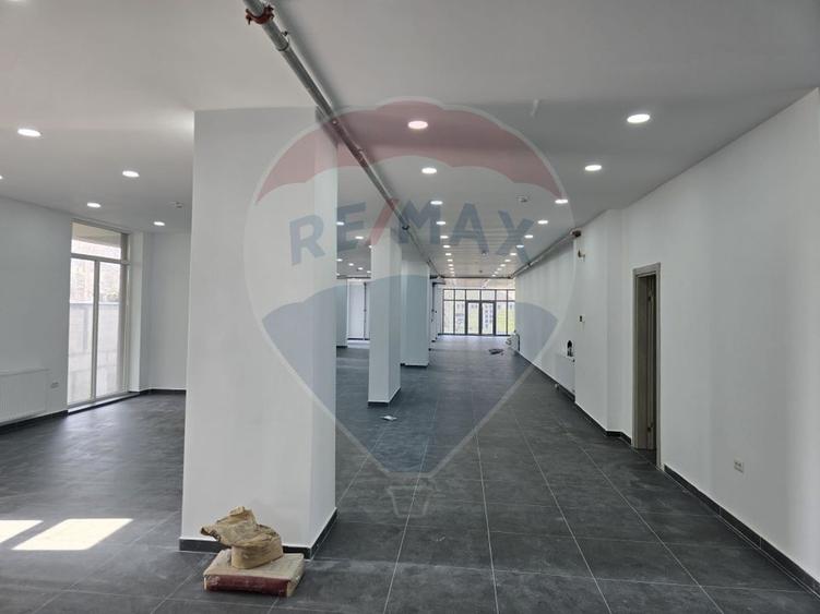 Spațiu comercial, de 400 mp, în Vitan