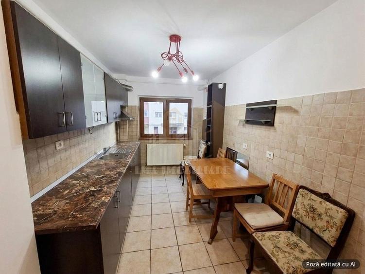 Apartament cu 4 camere semidecomandat în Triaj