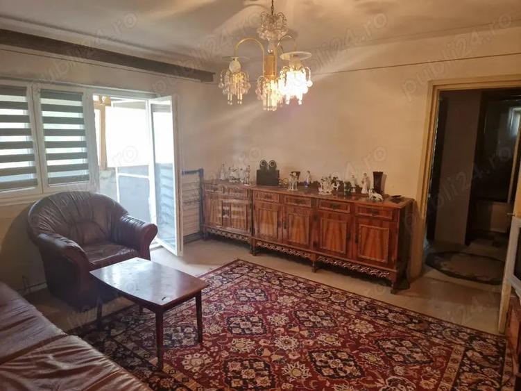 Apartament cu 3 camere semidecomandat în Roșiori de Vede