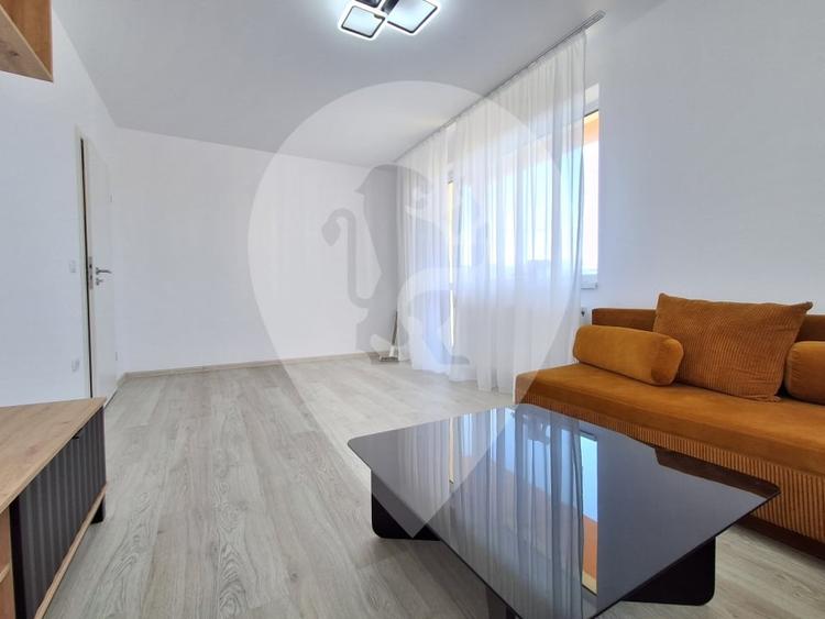 Apartament cu 3 camere decomandat în Tractorul