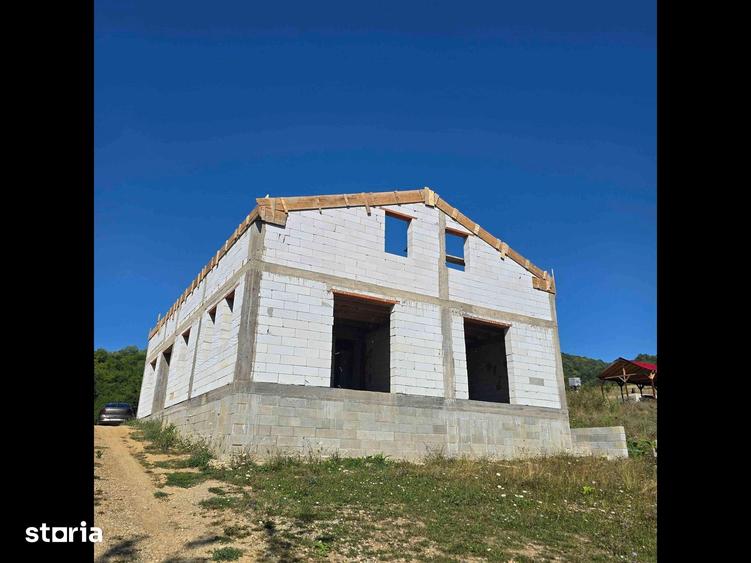 Casă cu 8 camere cu Teren 3100 Mp în Șoimuș