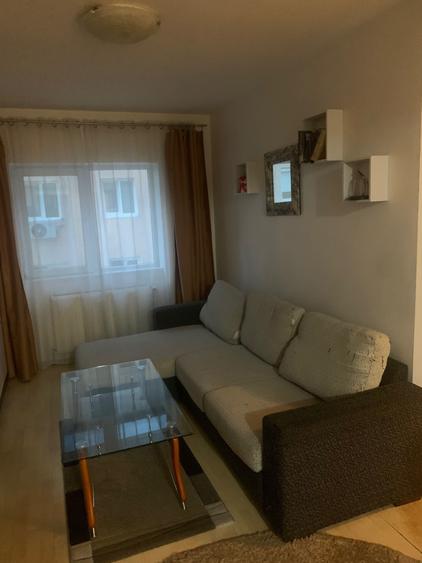 Apartament cu 2 camere semidecomandat în Broscărie