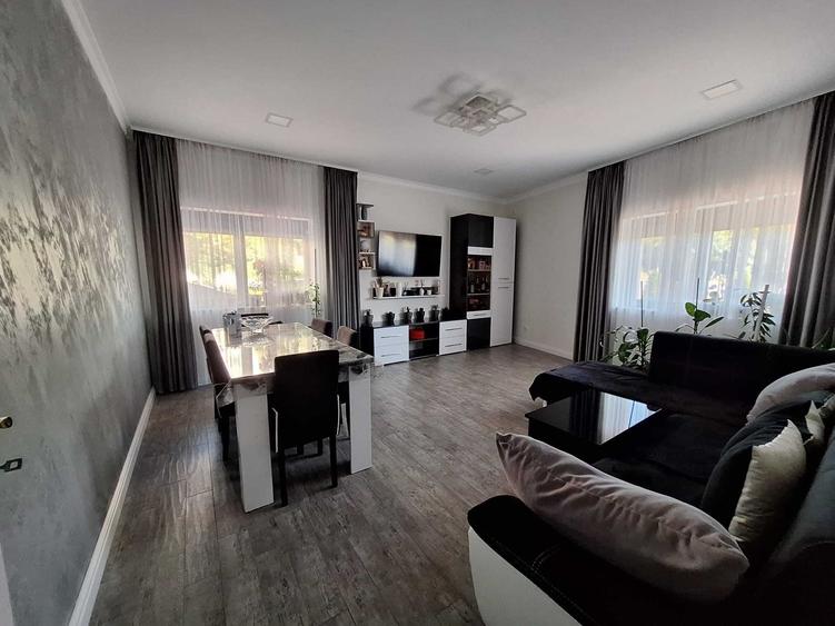 Apartament cu 3 camere decomandat în Cornitoiu