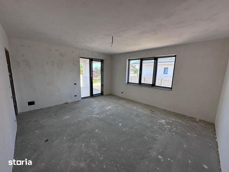 Casă cu 4 camere cu Teren 400 Mp în Domnești