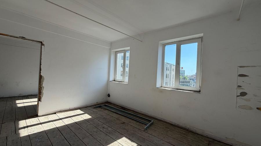 Apartament cu 6 camere decomandat în Calea Victoriei