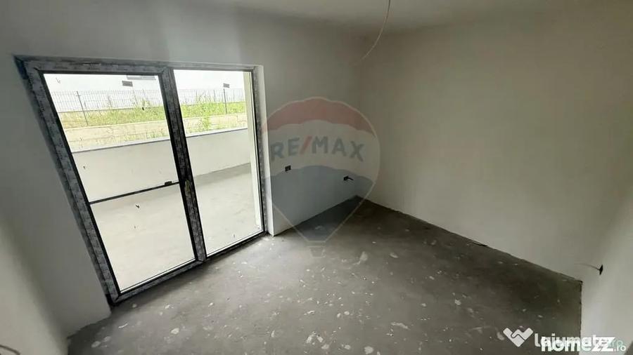 Casă cu 7 camere cu Teren 892 Mp în Est