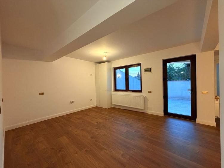 Casă cu 4 camere cu Teren 180 Mp în Domenii