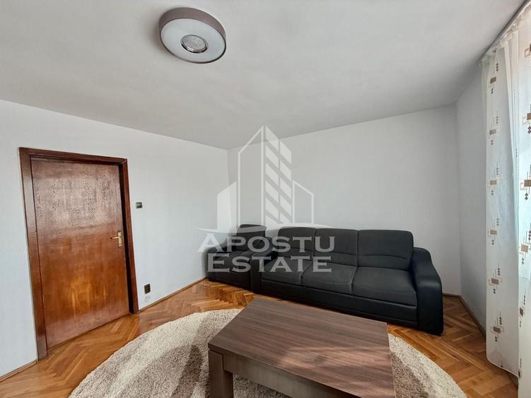 Apartament cu 3 camere semidecomandat, mobilat în P-ța Unirii