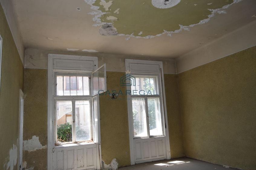 Casă individuală cu 19 camere cu Canalizare în Central