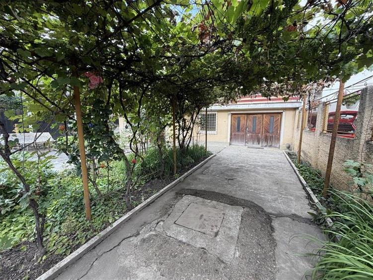 Casă individuală cu 4 camere cu Canalizare în Centrul Civic