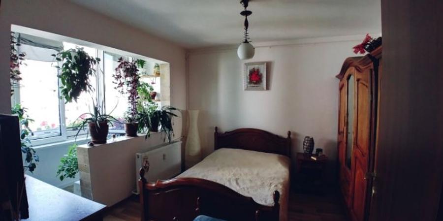 Apartament cu 3 camere semidecomandat în Berceni