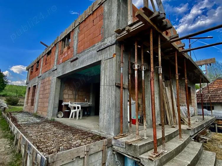 Casă cu 4 camere cu Teren 5000 Mp în Central