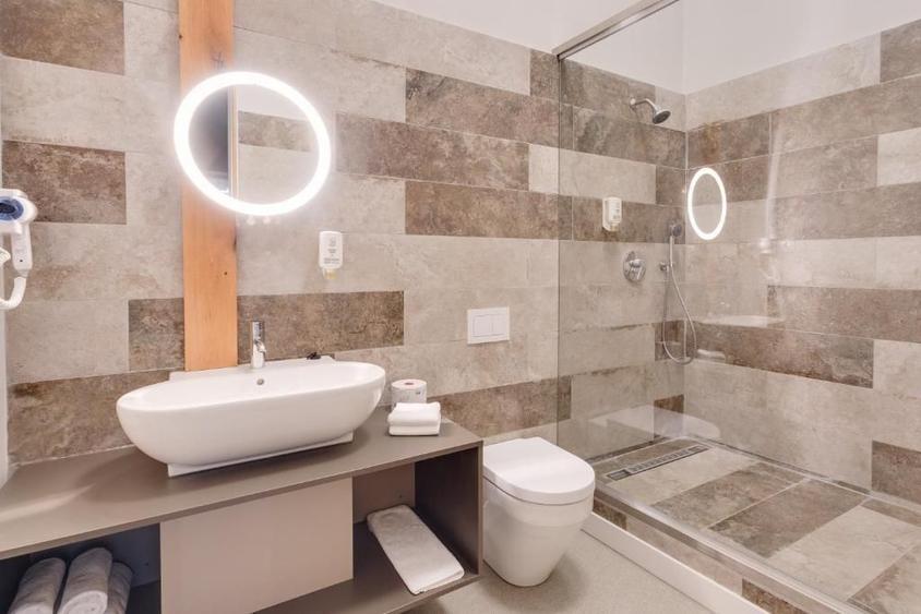 Apartament cu 3 camere semidecomandat, mobilat în Central
