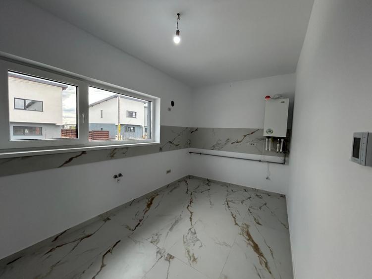 Duplex cu 5 camere cu Canalizare în Popas Păcurari