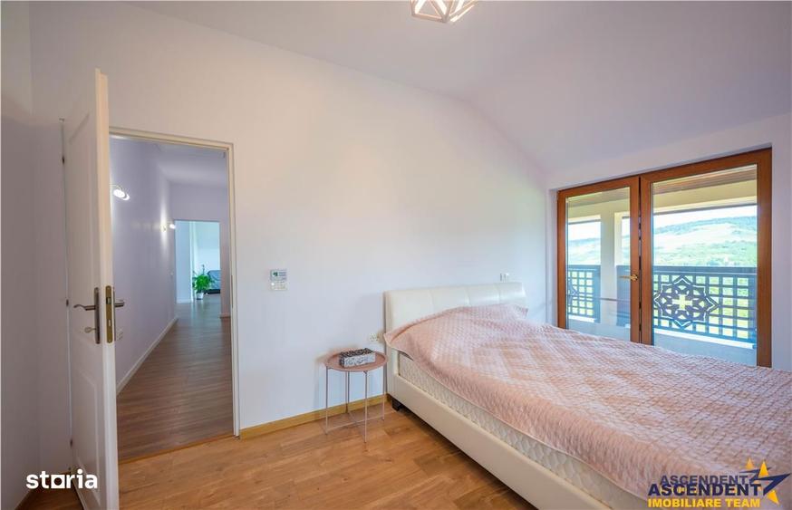 Casă cu 9 camere decomandat cu Teren 1750 Mp în Central