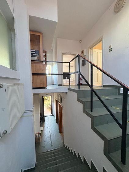 Casă individuală cu 10 camere cu Canalizare în Central