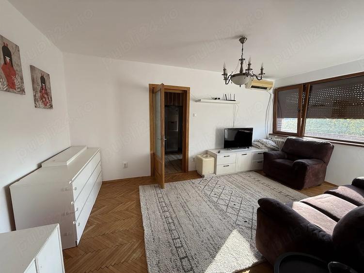 Apartament cu 3 camere semidecomandat în Câmpia Libertății