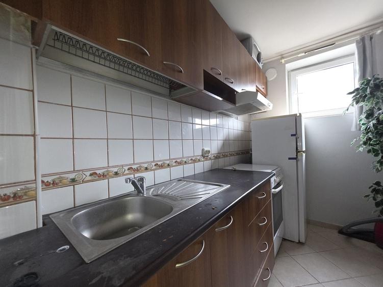 Apartament cu 3 camere semidecomandat, mobilat în
