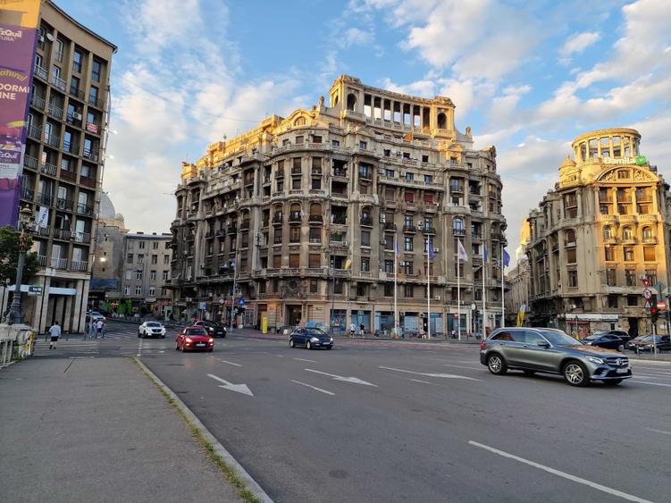 Apartament cu 3 camere semidecomandat în Națiunile Unite