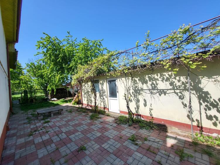 Casă cu 4 camere în Letea Veche