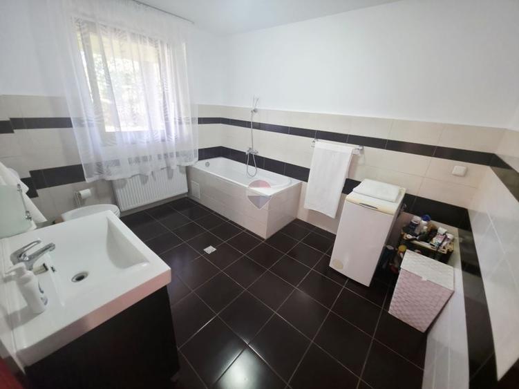 Casă individuală cu 5 camere cu Teren 1779 Mp în Izvoare (Dumbrava Roșie)