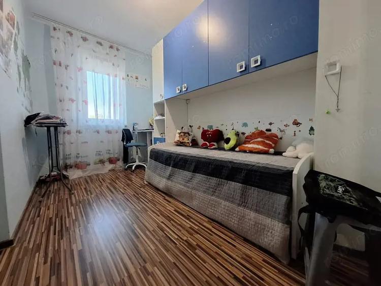 Apartament cu 3 camere decomandat în Girocului