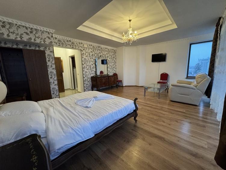 Casă cu 8 camere cu Teren 220 Mp în Central