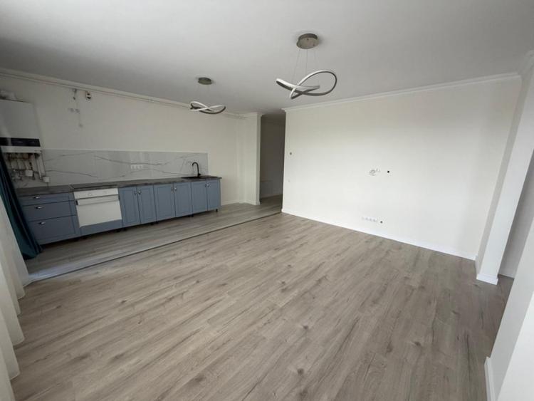 Apartament cu 4 camere decomandat în Florești