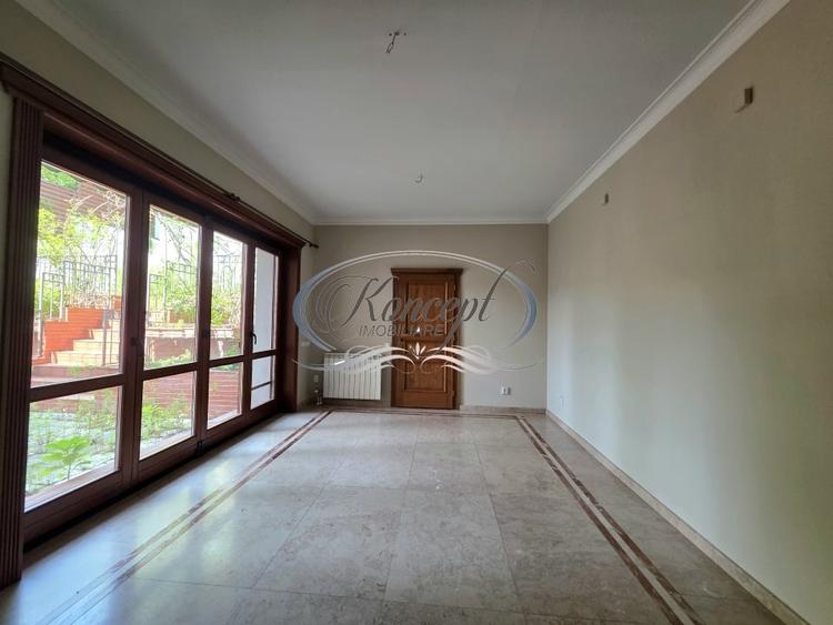 Casă individuală cu 9 camere cu Canalizare în Gruia