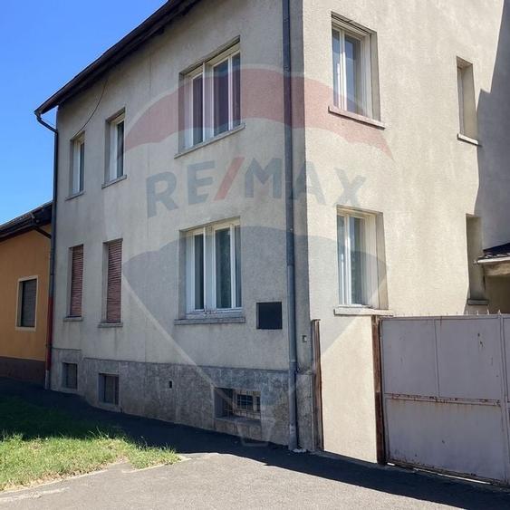 Casă individuală cu 15 camere cu Canalizare în Elisabetin