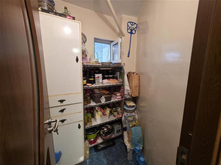 Apartament cu 4 camere semidecomandat în Craiovița Nouă