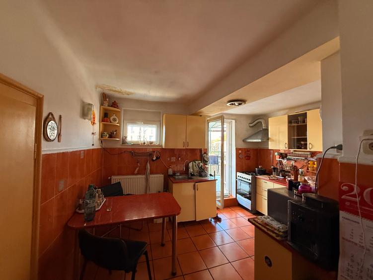 Apartament cu 4 camere semidecomandat în Central