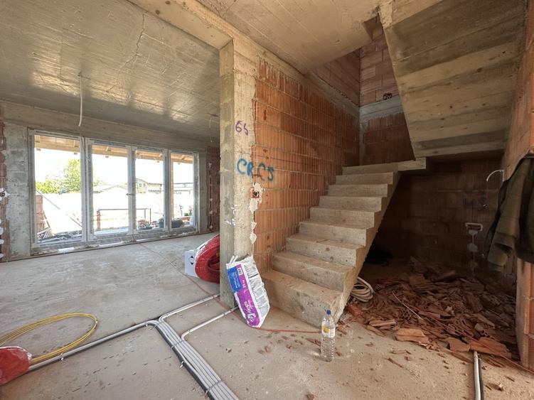 Duplex cu 4 camere cu Canalizare în Moșnița Nouă
