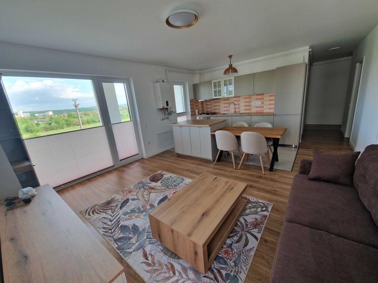 Apartament cu 3 camere semidecomandat în Central
