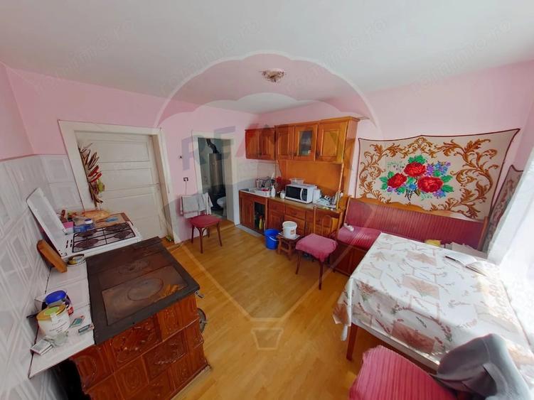 Casă cu 8 camere cu Teren 2694 Mp în Rona de Sus
