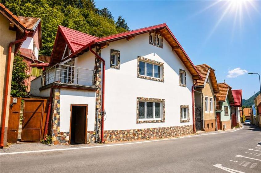Casă individuală cu 6 camere cu Canalizare în Schei