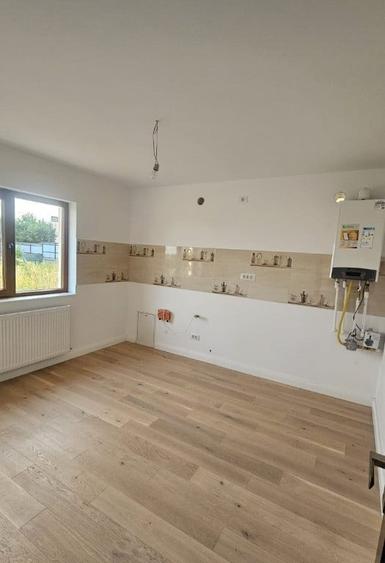 Casa / Vila ( P + 1 ) De Vanzare Zona Burdujeni - 12