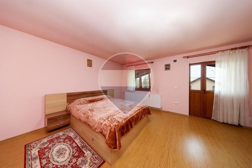 Casă individuală cu 4 camere cu Teren 2389 Mp în Sânpetru