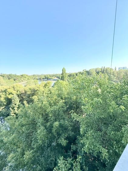 Apartament cu 3 camere semidecomandat în Băneasa