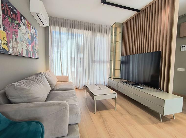 Apartament cu 3 camere semidecomandat, mobilat în 1 Mai
