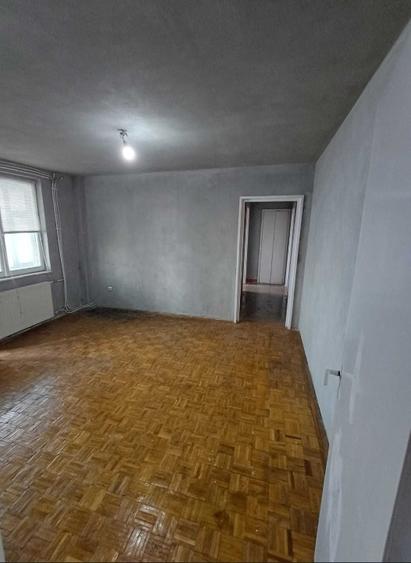 Apartament cu 3 camere semidecomandat în 1 Mai
