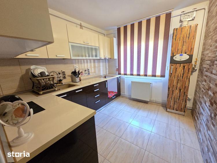 Apartament cu 3 camere decomandat în Micro 6