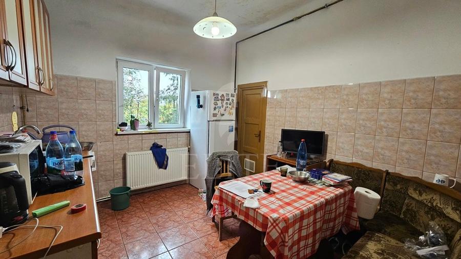 Apartament cu 3 camere semidecomandat în Central