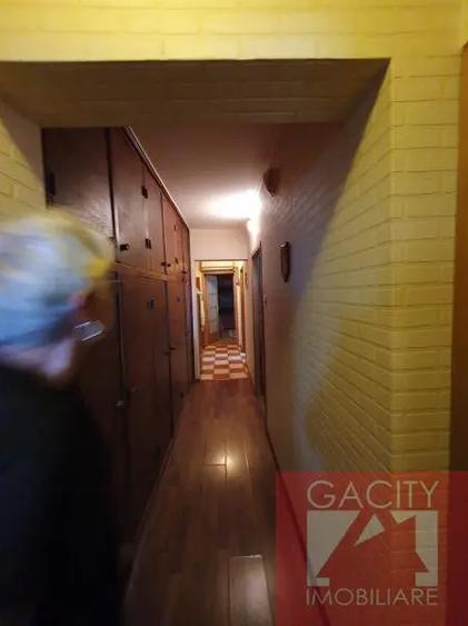 Apartament cu 3 camere decomandat în Lacul Tei