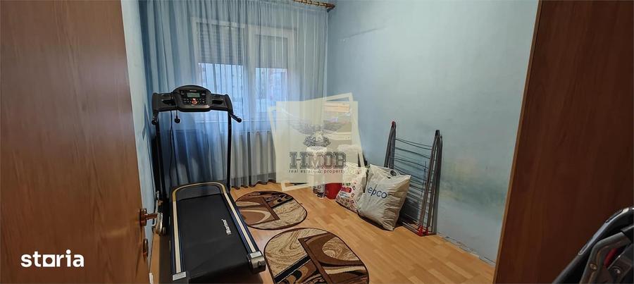 Apartament cu 3 camere semidecomandat în Vasile Aaron