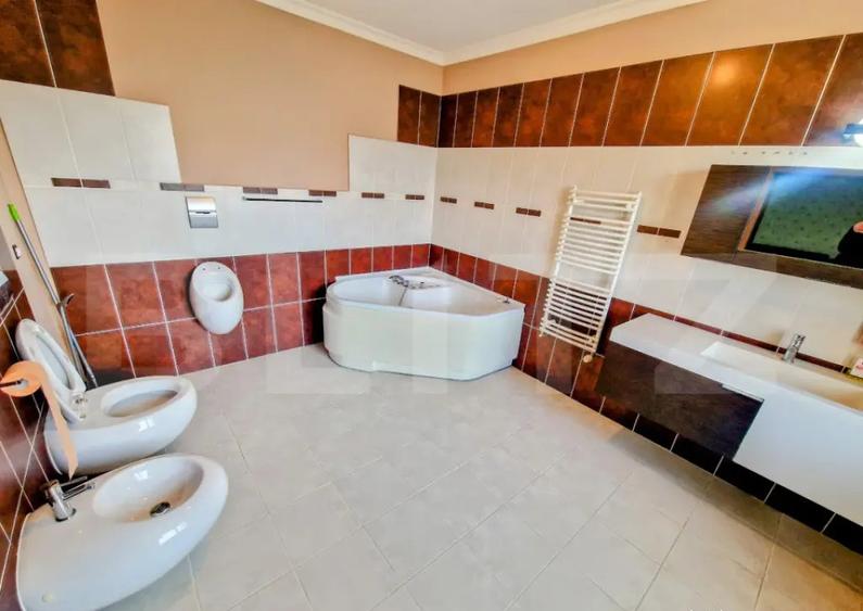 Casă cu 5 camere cu Teren 1223 Mp în Central
