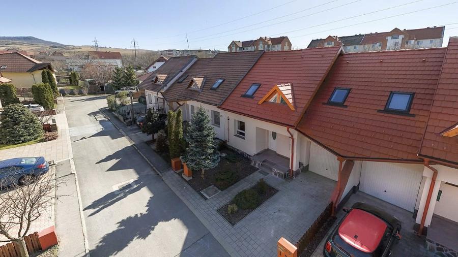 Casă individuală cu 4 camere cu Canalizare în Central