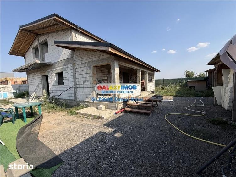 Casă cu 8 camere cu Teren 500 Mp în Clinceni